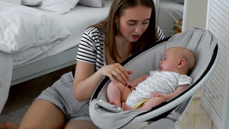 Im-Weißen-Schlafzimmer-Beim-Online-Shopping-Während-Des-Mutterschaftsurlaubs,-Neben-Dem-Baby-Schlafend