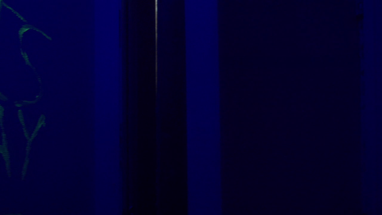 슬로우 모션:할로윈 동안 검은 조명과 스트로브, 마네킹, 해골, 광대, 사악한 토끼, 으스스한 디자인으로 소름 끼치는 유령의 집 내부