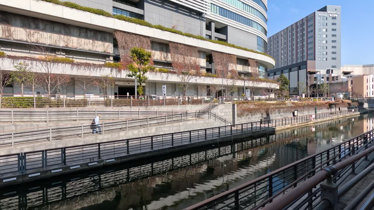 경치 좋은 도시 운하 를 따라 걸어가는 보행자 들