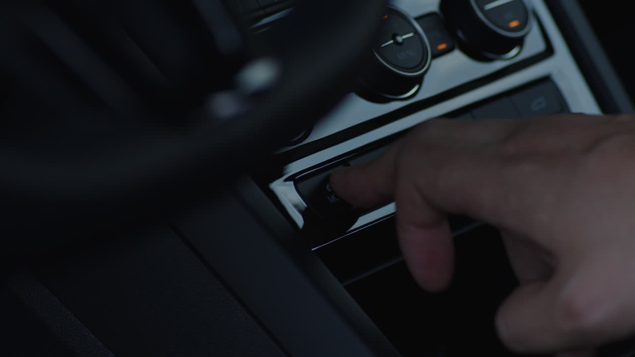 крупный план включения и выключения кнопки режима внутри автомобиля