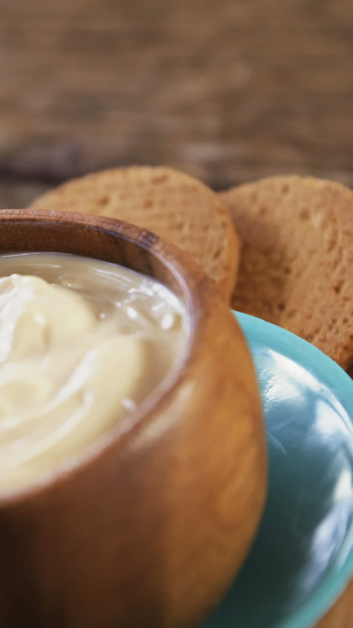 Formaggio con cracker croccanti e pane