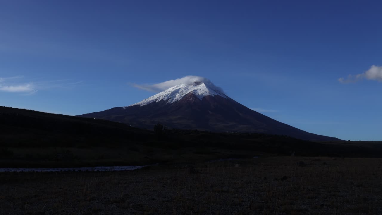 timelapse de un amanecer en el volcán cotopaxi ubicado en ecuador