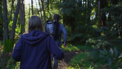 Una-Pareja-Corre-Por-Un-Sendero-En-Un-Bosque