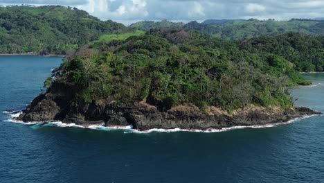 vista aérea de la playa blanca de colón, en el mar del caribe