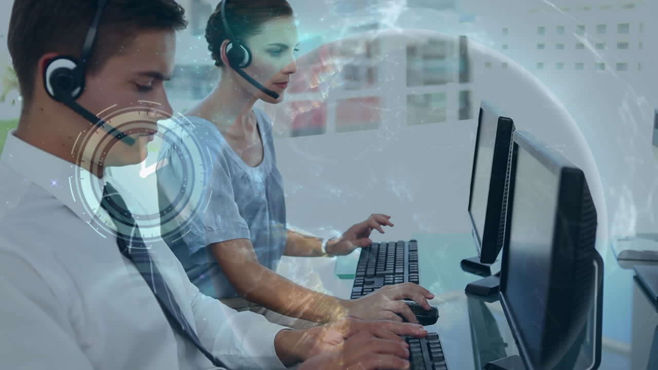 animación del procesamiento de datos sobre diversas personas de negocios que usan auriculares telefónicos