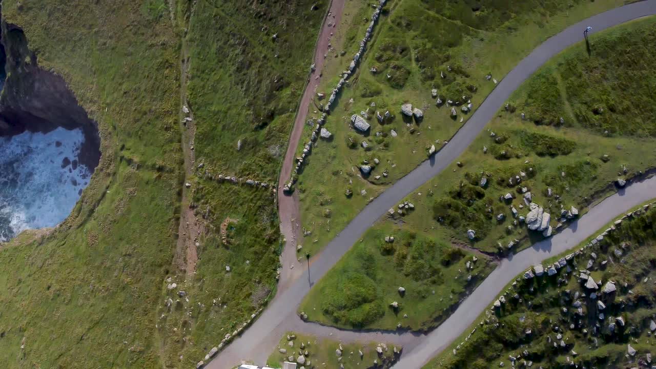 imágenes de drones de 4k volando sobre un pequeño café fuera de la atracción lands end en el reino unido