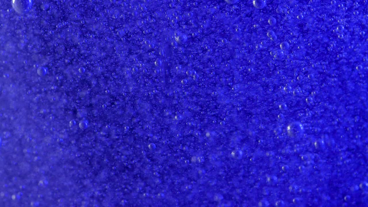 수백만 개의 작은 거품이 짙은 푸른색 흐름으로 솟아오릅니다. 이것은 보기에 매우 편안하며 녹색 화면의 흥미로운 배경을 만들 수 있습니다.