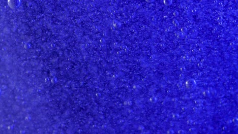 millones de pequeñas burbujas se elevan en una corriente azul profunda, esto es muy relajante de ver y podría ser un fondo interesante para la pantalla verde
