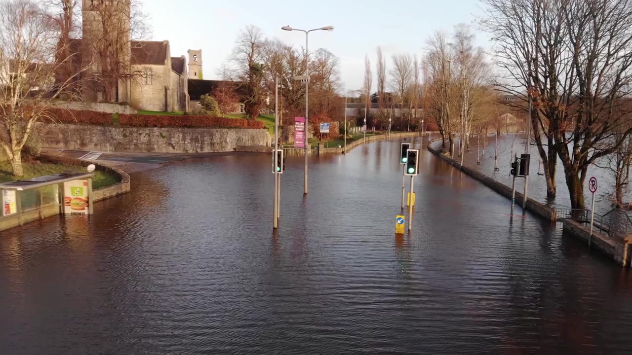 Gli effetti delle tempeste invernali causano allagamenti alle strade, il trasporto pubblico è interrotto