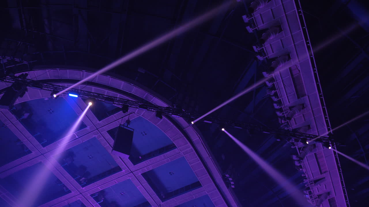 luces de proyector de colores en el concierto