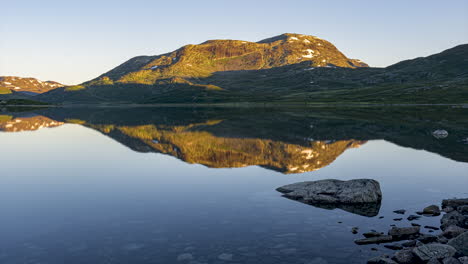 Atemberaubender-Zeitraffer-Von-Hemsedal-Vavatnet-Mit-Sonnenaufgang-Und-Spiegelung-Im-Wasser,-Norwegen