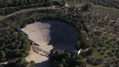 vista aérea de 4k del antiguo teatro de epidauro en grecia