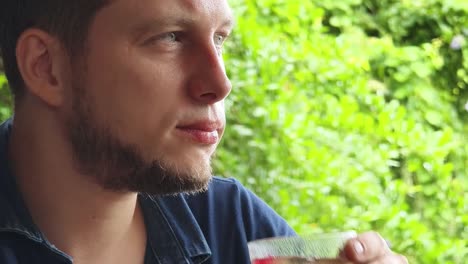 hombre al aire libre