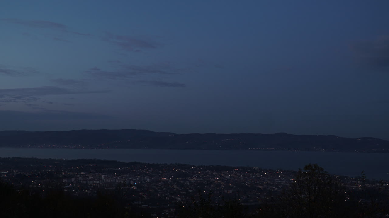 панорамный вид на регион сапанка в турции с переходом от дня к ночи