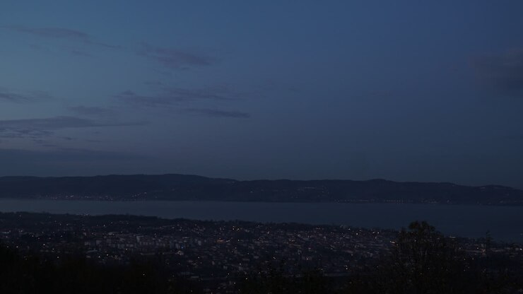 Time-lapse dal giorno alla notte di una vista panoramica sulla regione di Sapanca in Turchia