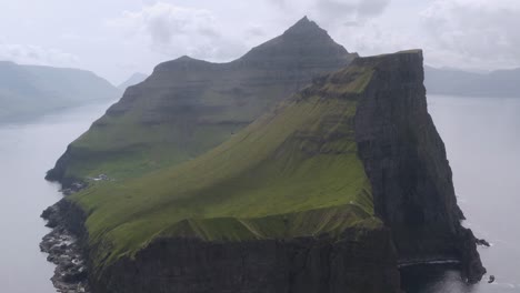 Trollanes-Dorf-Auf-Der-Insel-Kalsoy-An-Einem-Sonnigen-Tag