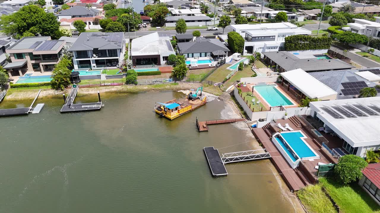 드론 영상 은 브로드비치 해역 에서 평화 로운 도시 운하 장면 을 포착 한다