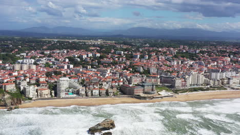 Biarritz,-Große-Luftaufnahme-Des-Hauptstrandes-Und-Der-Stadt,-Sonniger-Nachmittag-In-Frankreich