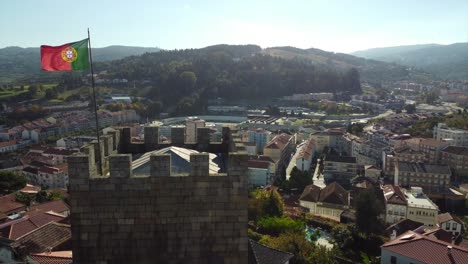 torre del castillo con la bandera de portugal