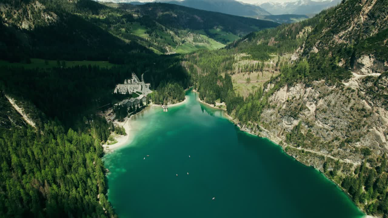 산 과 숲 으로 둘러싸인 그림 같은 알파인 호수 의 공중 풍경