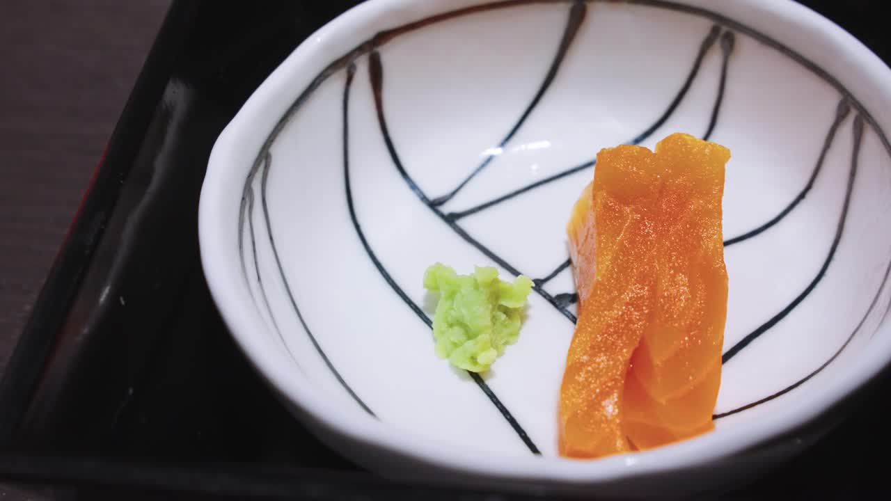 Sashimi de salmón de río fresco de Hokkaido, elegantemente presentado con wasabi