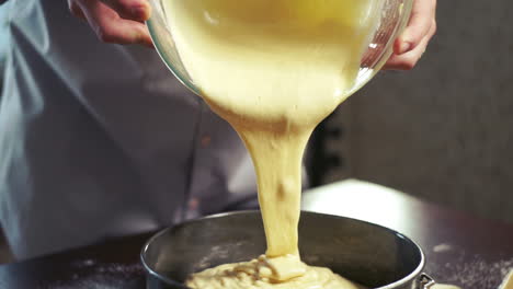 pâte à gâteau versée dans un plat allant au four. pâtisserie maison. gâteau de cuisson