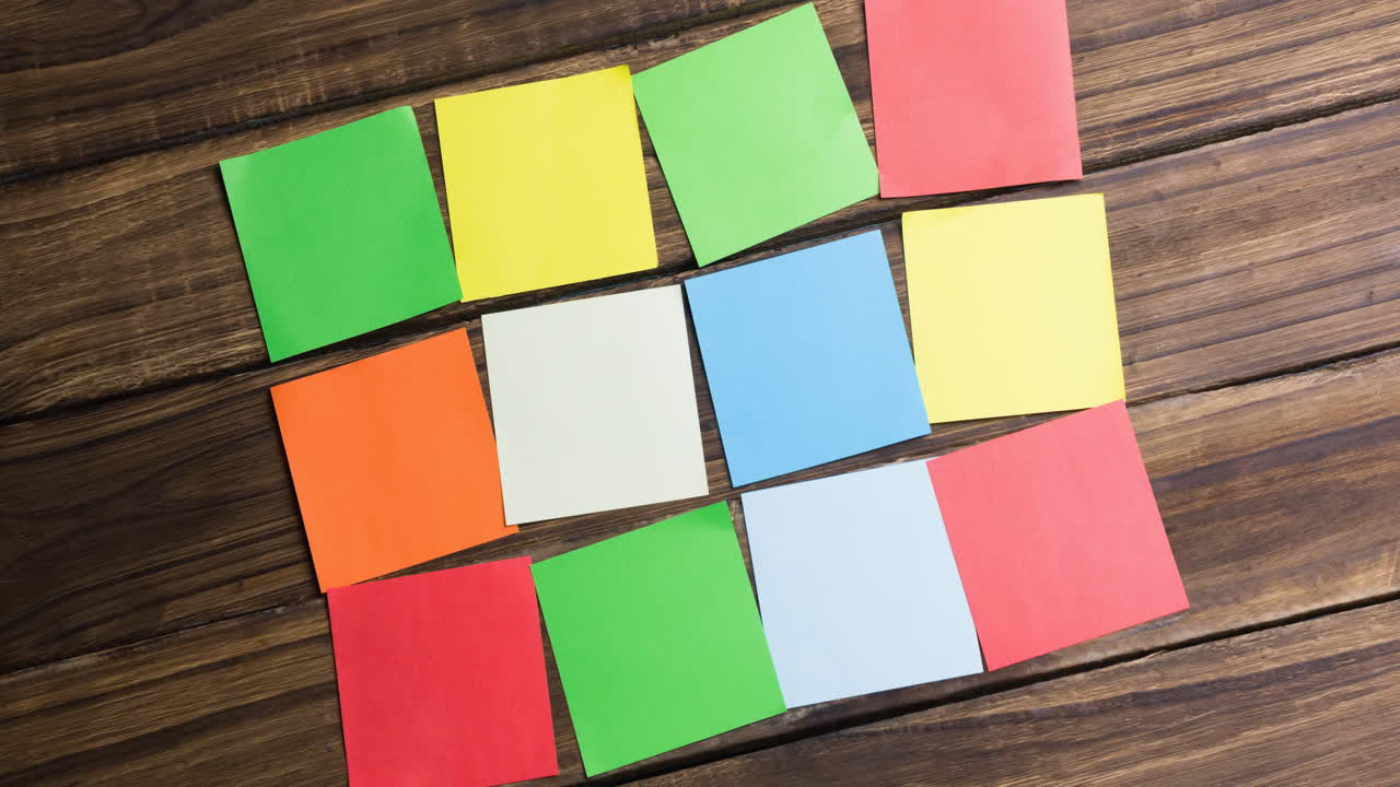 animación de varias tarjetas de colores que se encuentran en una mesa de madera