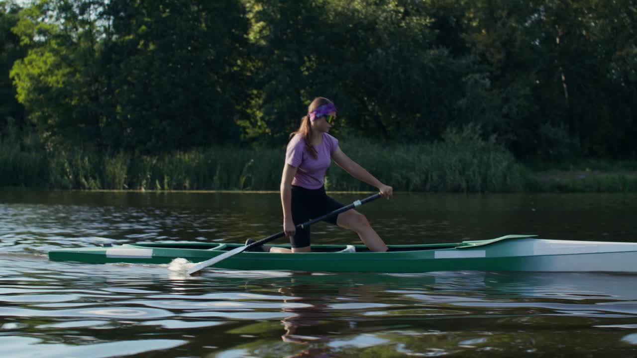 Donna in canoa su un fiume