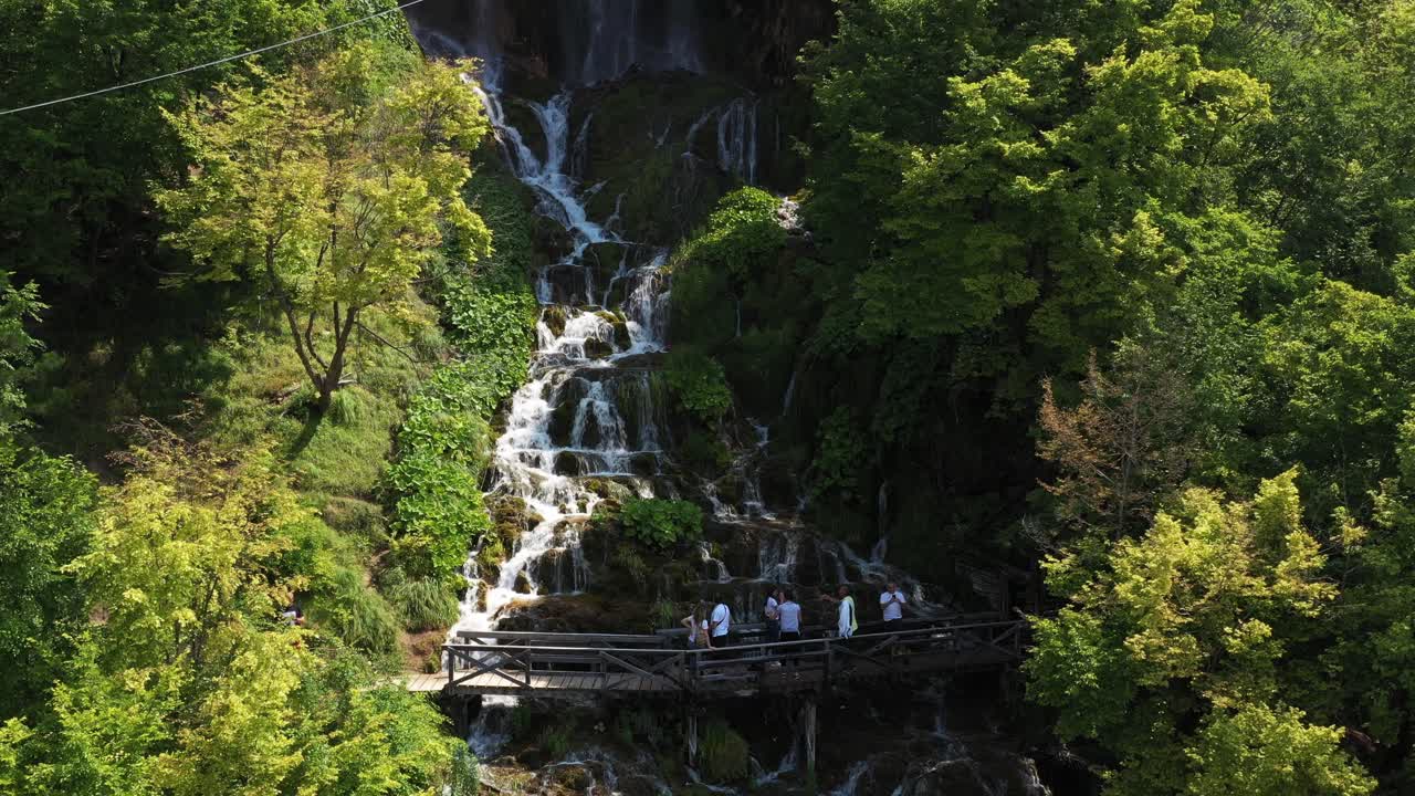 toma aérea rodando hacia atrás desde una gran cascada escalonada en sopotnica, serbia