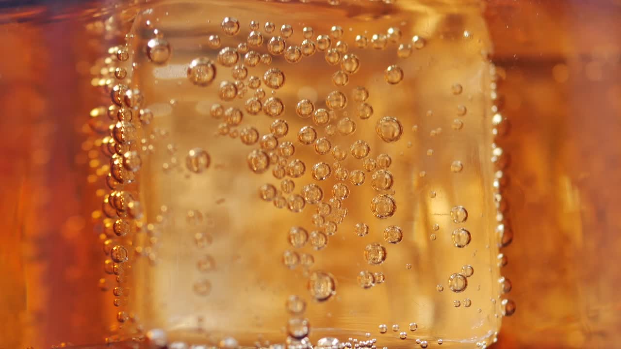 오렌지 소다 아이스 큐브에 있는 거품의 클로즈업