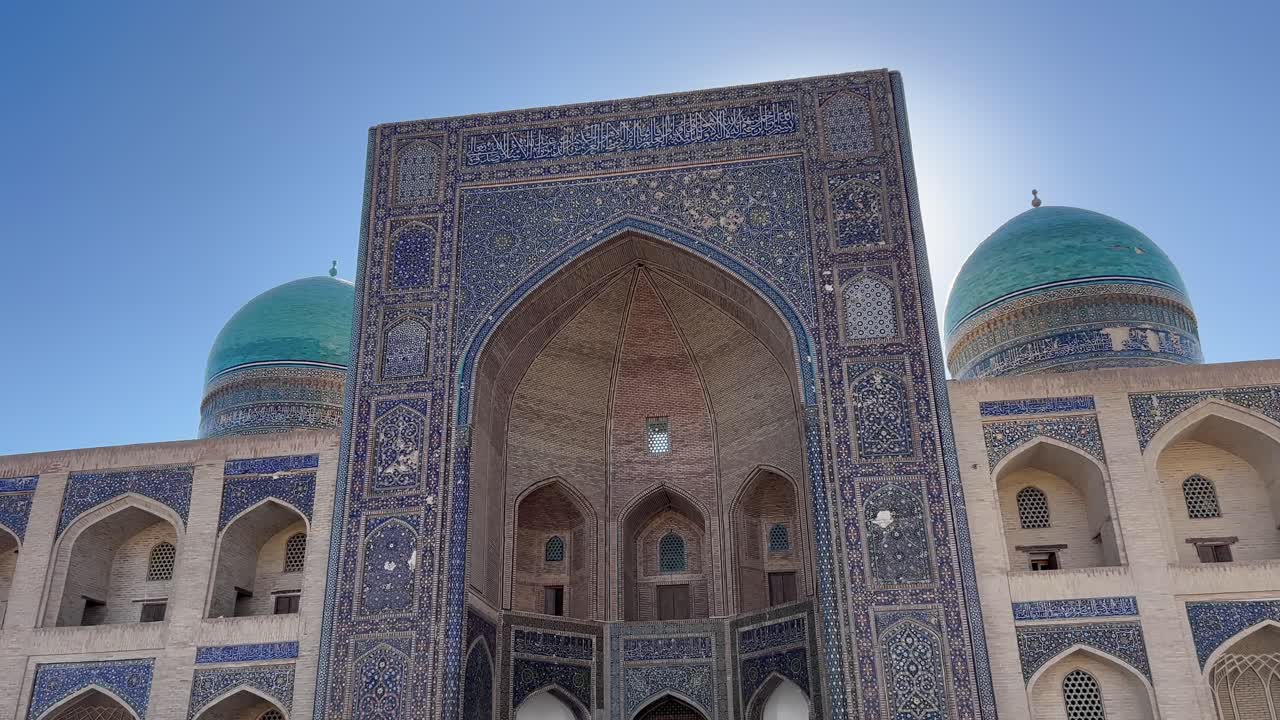 tomada en órbita de 4k que muestra la madrasa mir-i-arab en la ciudad vieja de bukhara, uzbekistán