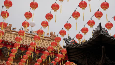 Vibrant-Chinese-lanterns-hanging-over-Thean-Hou-temple,long-shot