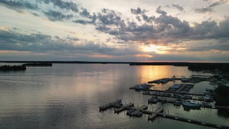 Luftbesteigung-Von-Hessel-Marina,-Les-Cheneaux-Islands,-Michigan