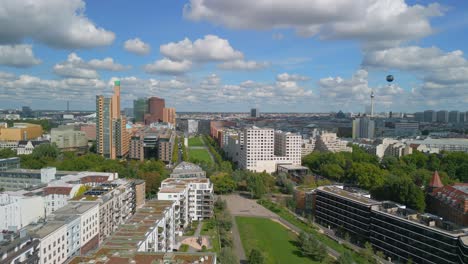 In-The-Background-Potsdamer-Platz-Tv-Tower-Welt-Balloon