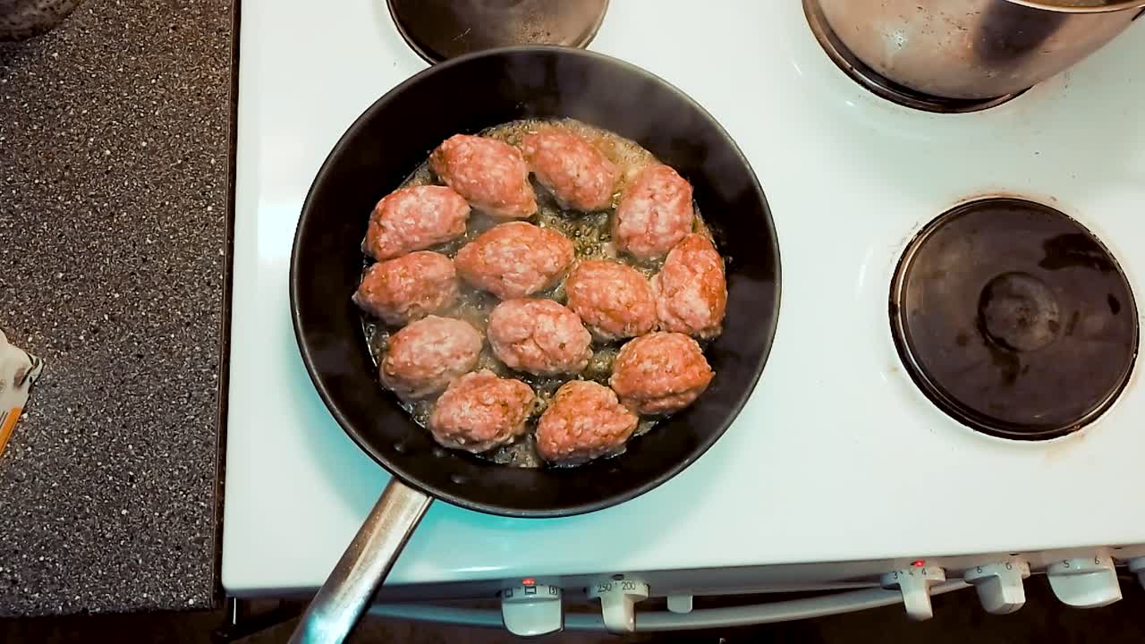 Ovenfra: Svenske kjøttboller i smør på stekepannen