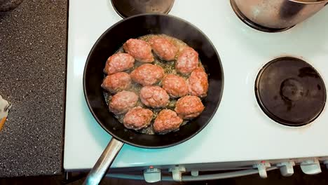 Draufsicht-Auf-Schwedische-Fleischbällchen-In-Butter-Auf-Der-Bratpfanne