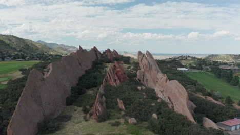 Campo-De-Golf-De-Punta-De-Flecha-En-Littleton-Colorado-Con-Césped-Verde,-Rocas-Rojas-Y-Cielos-Azules