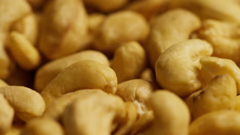 fotografía de cerca de nueces de caju girando en una mesa giratoria tomada en cámara lenta 1