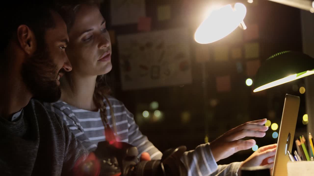 colegas discutiendo sobre la computadora portátil