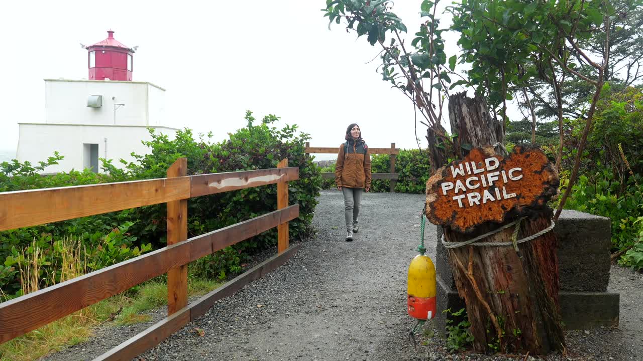 Wanita di Wild Pacific Trail dekat Mercusuar