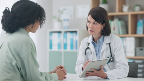 reunión, mujer y médico con resultados en la tableta