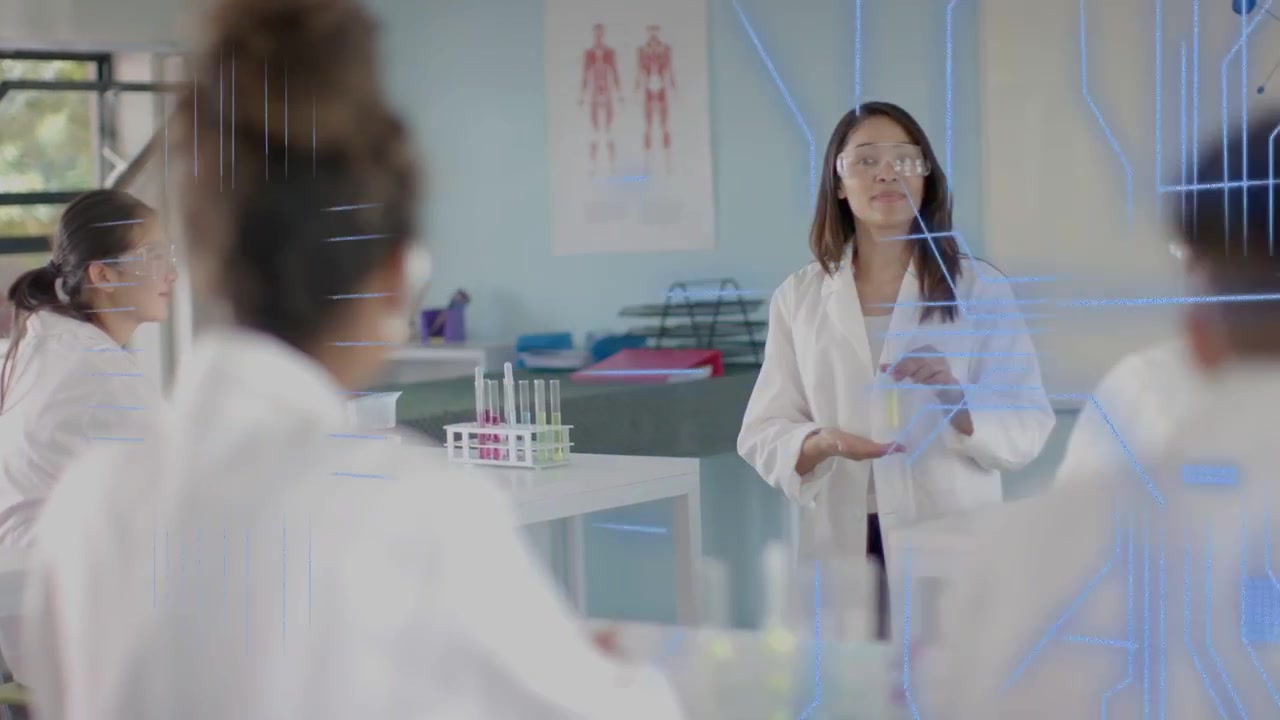 Insegnante che solleva una provetta in laboratorio, causando sovrapposizioni blu e rosse che formano linee schematiche, insegnando scienza.