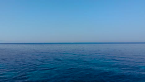 acqua azzurra blu del mare aperto e cielo limpido e luminoso in una giornata di sole estivo, copia spazio per la trama delle vacanze