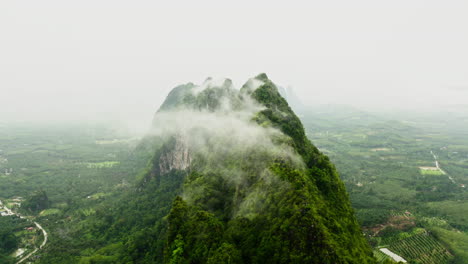 paisaje montañoso brumoso