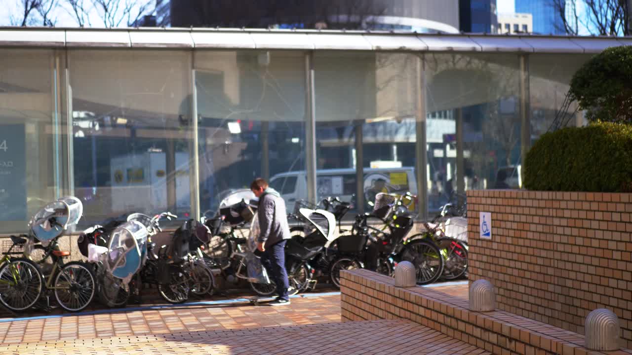 스케이팅 선수가 일본 거리에서 트릭을 합니다.