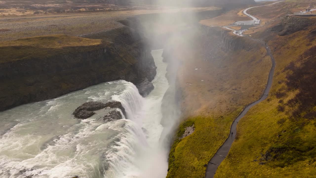 imágenes en cámara lenta de un avión no tripulado de una impresionante cascada en islandia