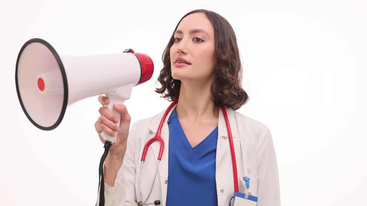 Un medico parla tramite megafono avvertendo i pazienti sulla sicurezza