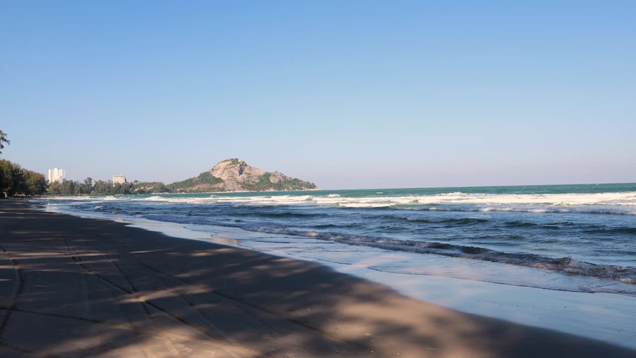 las olas golpeando suavemente en una playa tranquila.