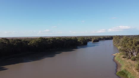 Vista-Aérea-De-Un-Río-Con-árboles-Muertos-Y-Una-Pequeña-Ciudad-Rural-Australiana