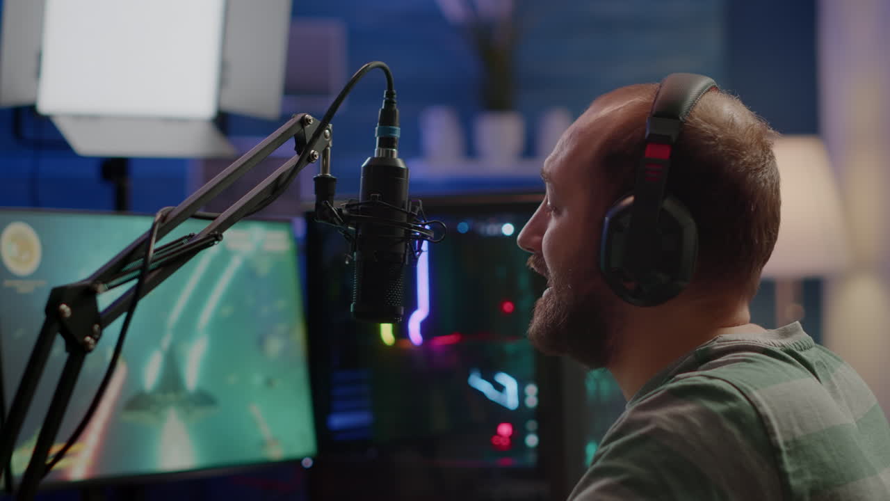 streamer hombre hablando en el micrófono con otros jugadores durante el tirador espacial